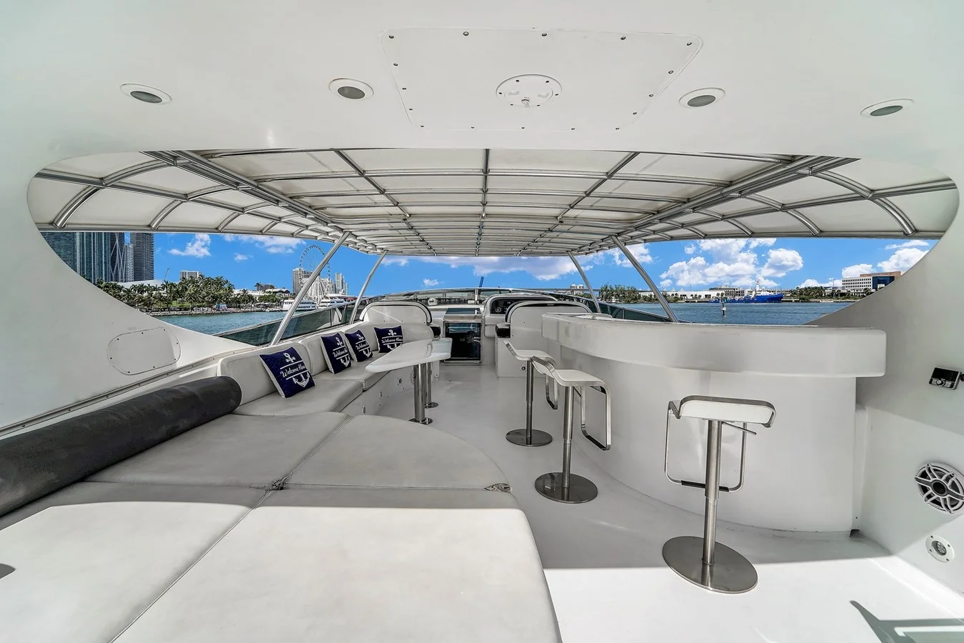 110ft Maiora Stamos Bien crew quarters